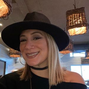 Meet your Posher, Monica